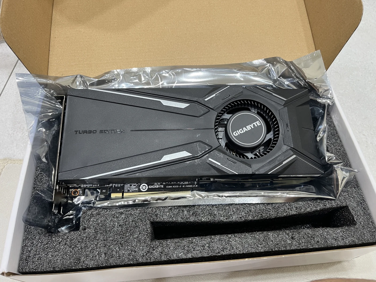 改裝 22G 的 RTX 2080 Ti(技嘉 Turbo 鼓風扇版),全新盒裝——所謂「麒麟兒」就是這張二手改裝卡